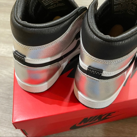 Air Jordan 1 High OG Women’s Silver Toe - Picture 5 of 7